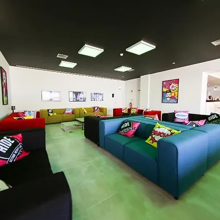 Ride Surf & Peniche בית הארחה